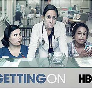 HBOコメディーシリーズ不満を抱えたジェナ・ジェイムズ医師と財政難に直面するカリフォルニア病院、女性高齢者介護病棟のスタッフたちを追うドラマ